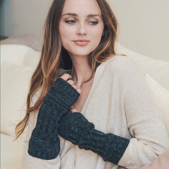 🦄 Last Pair!! Host Pick 🦄 Ribbed Arm Warmers Black - Picture 1 of 2